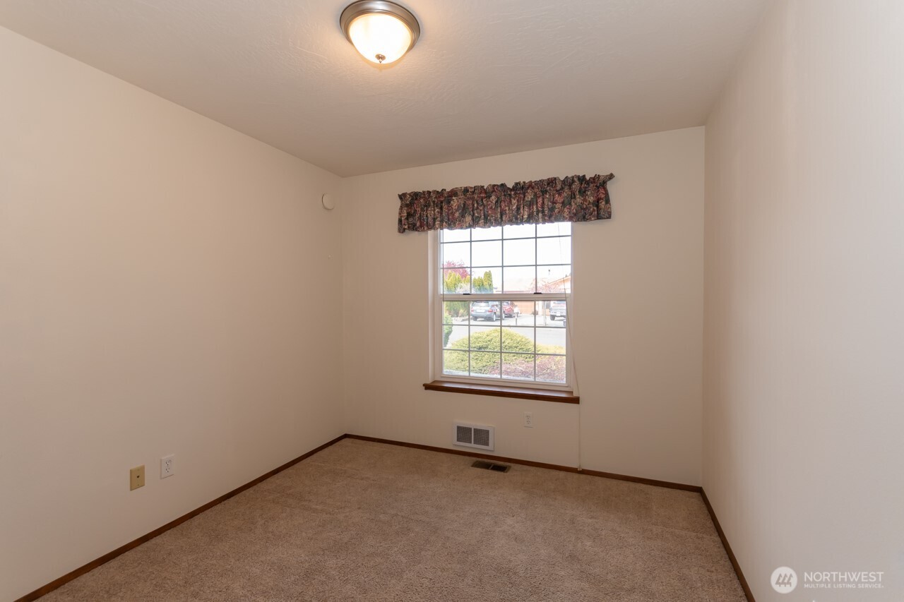861 East Spruce Street Sequim, WA 98382 - Photo 24 of 39 an empty room with a window