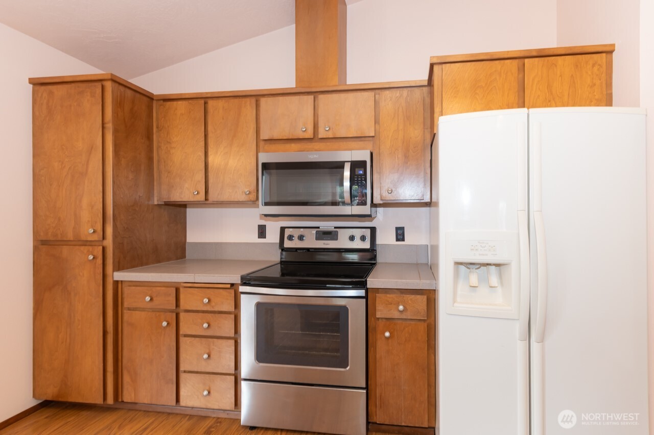 861 East Spruce Street Sequim, WA 98382 - Photo 10 of 39 a kitchen with a stove microwave and refrigerator