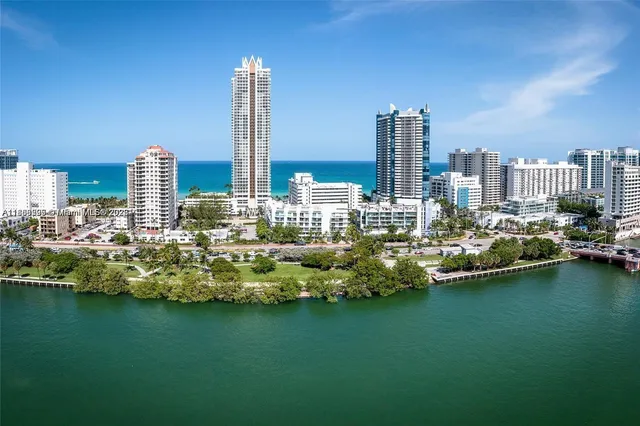 $4,500 | 6365 Collins Avenue, Unit 3010, Miami Beach, FL 33141