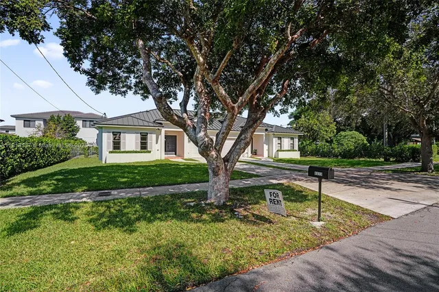 a view of a house with a yard
