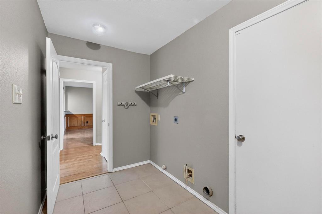 1121 Reedsport Place DeSoto, TX 75115 - Photo 40 of 40 a view of hallway with shower