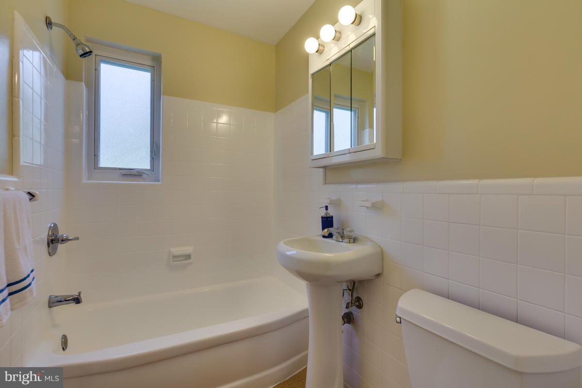407 Royalton Road Silver Spring, MD 20901 - Photo 18 of 30 a bathroom with a sink a mirror toilet and bathtub