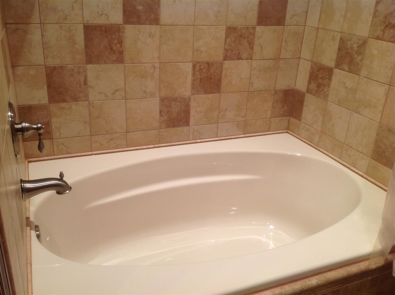 1092 South Hunters Run Show Low, AZ 85901 - Photo 6 of 36 a bathroom with a bathtub