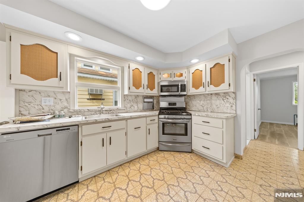 271 Travers Place Lyndhurst, NJ 07071 - Photo 11 of 50