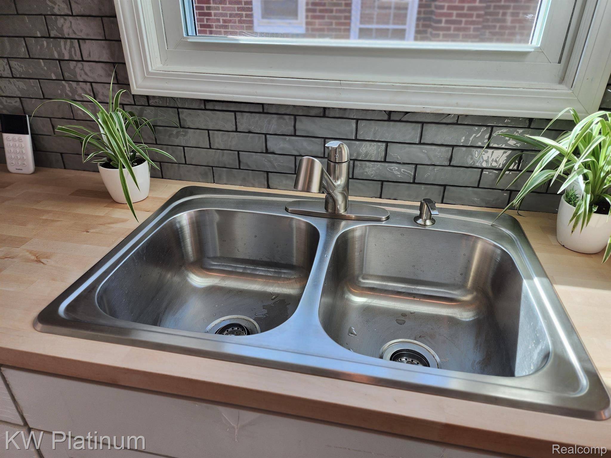 11592 Roxbury Street Detroit, MI 48224 - Photo 5 of 26 Kitchen