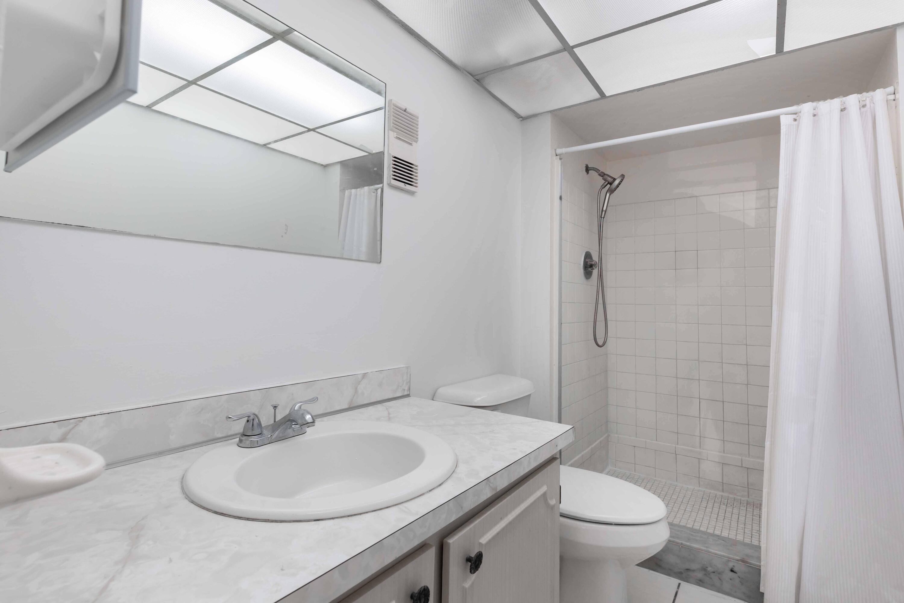490 Northwest 20th Street, Unit 1050 Boca Raton, FL 33431 - Photo 16 of 23 Large Bathroom