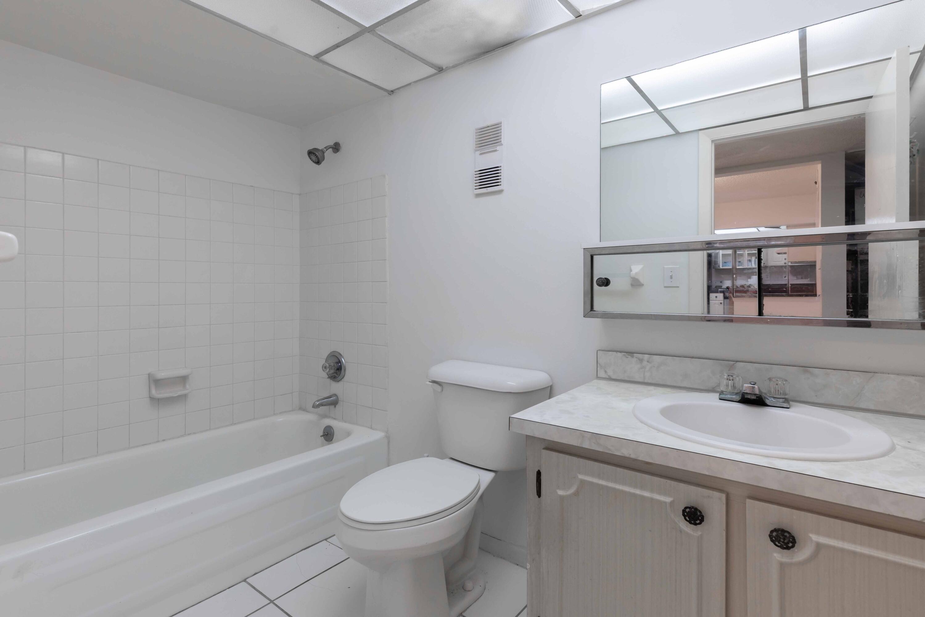 490 Northwest 20th Street, Unit 1050 Boca Raton, FL 33431 - Photo 10 of 23 Guest Bath