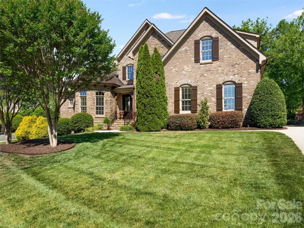 a view of a house with backyard and garden