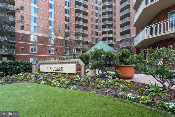 a garden with a building in the background