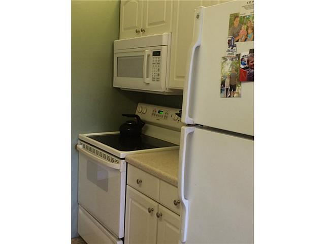 150 Pineview Road, Unit D7 Jupiter, FL 33469 - Photo 11 of 16 a view of kitchen