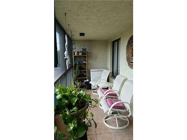 150 Pineview Road, Unit D7 Jupiter, FL 33469 - Photo 14 of 16 a living room with furniture and a potted plant