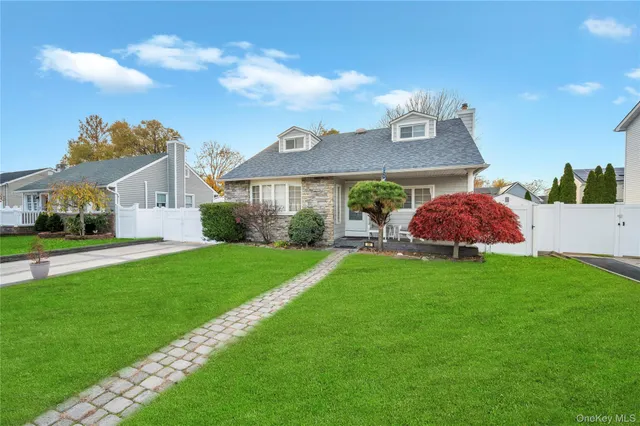 a view of a house with backyard and garden
