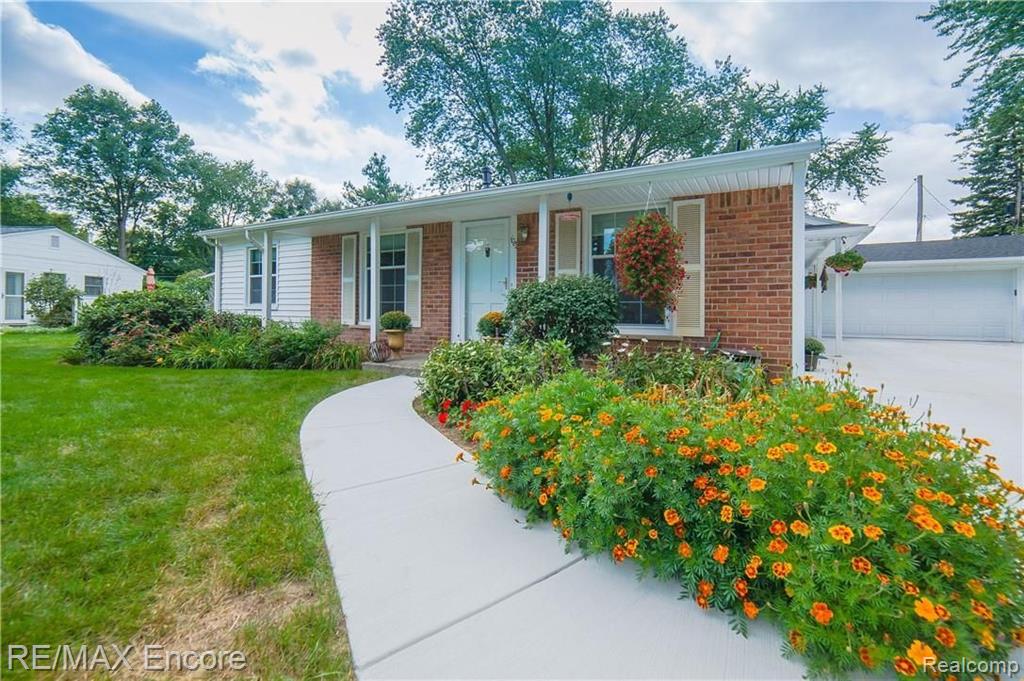 1082 Avon Manor Road Rochester Hills, MI 48307 - Photo 5 of 40