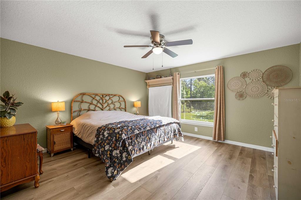 279 Southwest Fig Tree Lane Dunnellon, FL 34431 - Photo 15 of 33 a bedroom with a large bed and a window