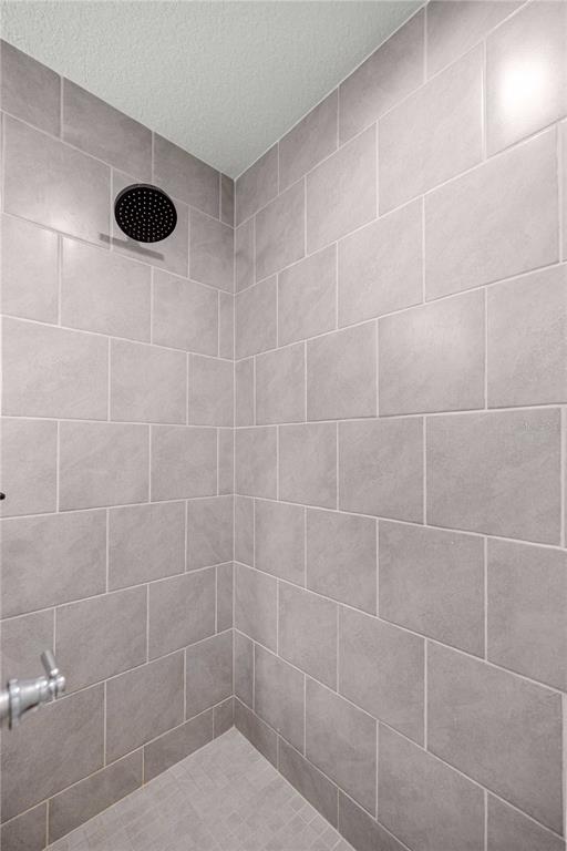 279 Southwest Fig Tree Lane Dunnellon, FL 34431 - Photo 18 of 33 a bathroom with a shower
