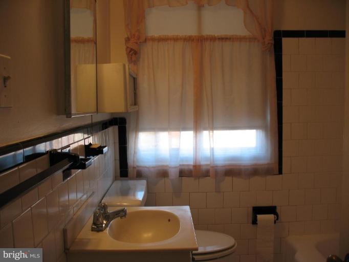5511 Channing Road Baltimore, MD 21229 - Photo 16 of 18 Bath #1