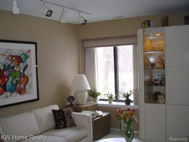 24447 Evergreen Road, Unit 1 Southfield, MI 48075 - Photo 5 of 13 Living Room