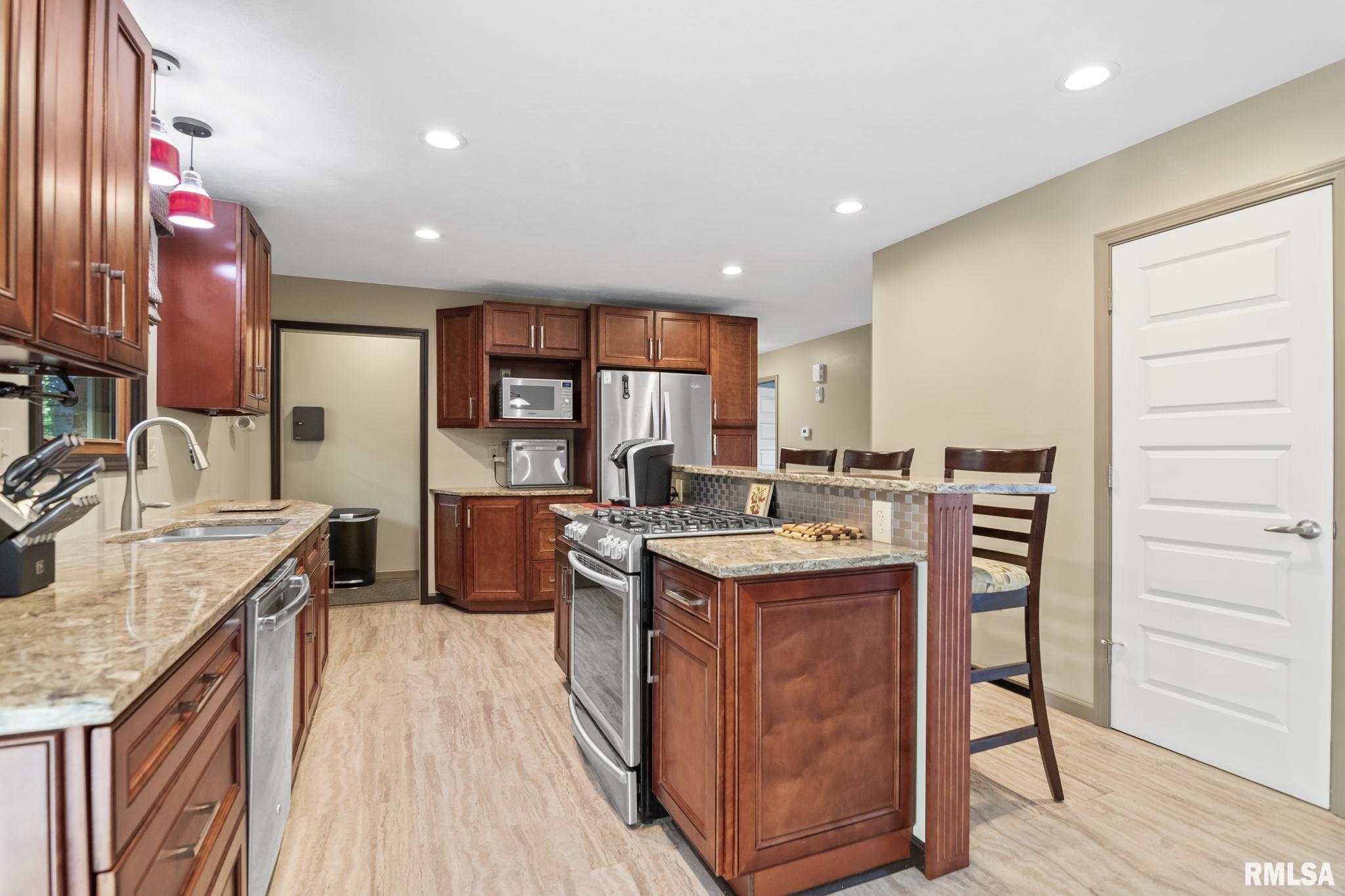 973 Clear Lake Road Dawson, IL 62520 - Photo 8 of 21 Gallery Image 8
