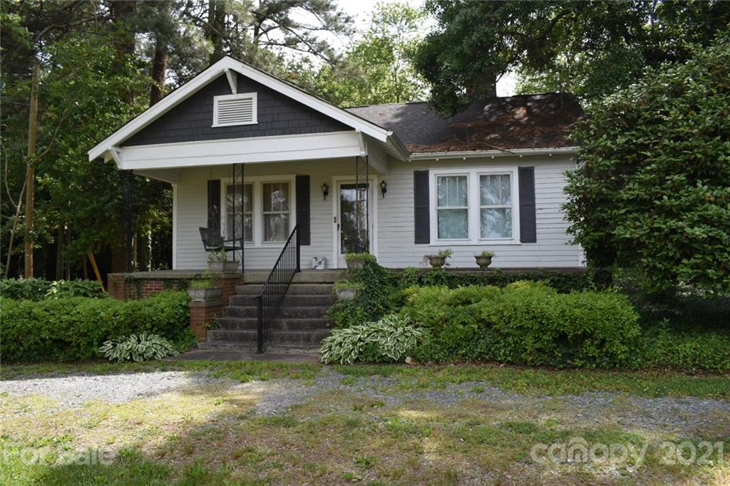 3670 Union Road Gastonia, NC 28056 - Photo 4 of 41 a front view of a house with garden