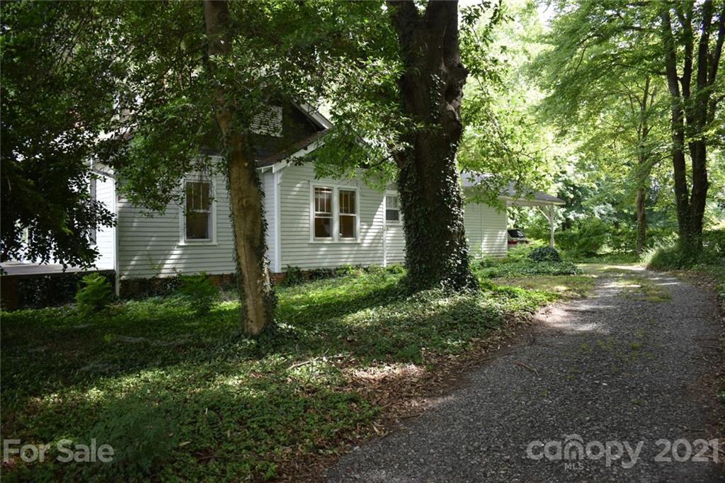 3670 Union Road Gastonia, NC 28056 - Photo 6 of 41 a backyard of a house with plants and large trees