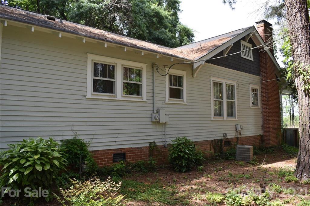 3670 Union Road Gastonia, NC 28056 - Photo 7 of 41 a front view of a house with garden