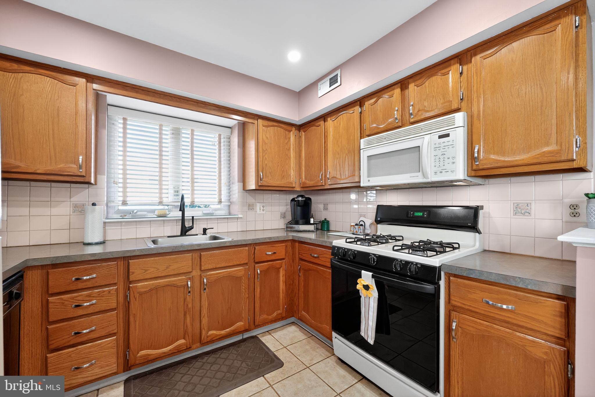 1112 Selmer Road Philadelphia, PA 19116 - Photo 9 of 30 Gallery Image 9