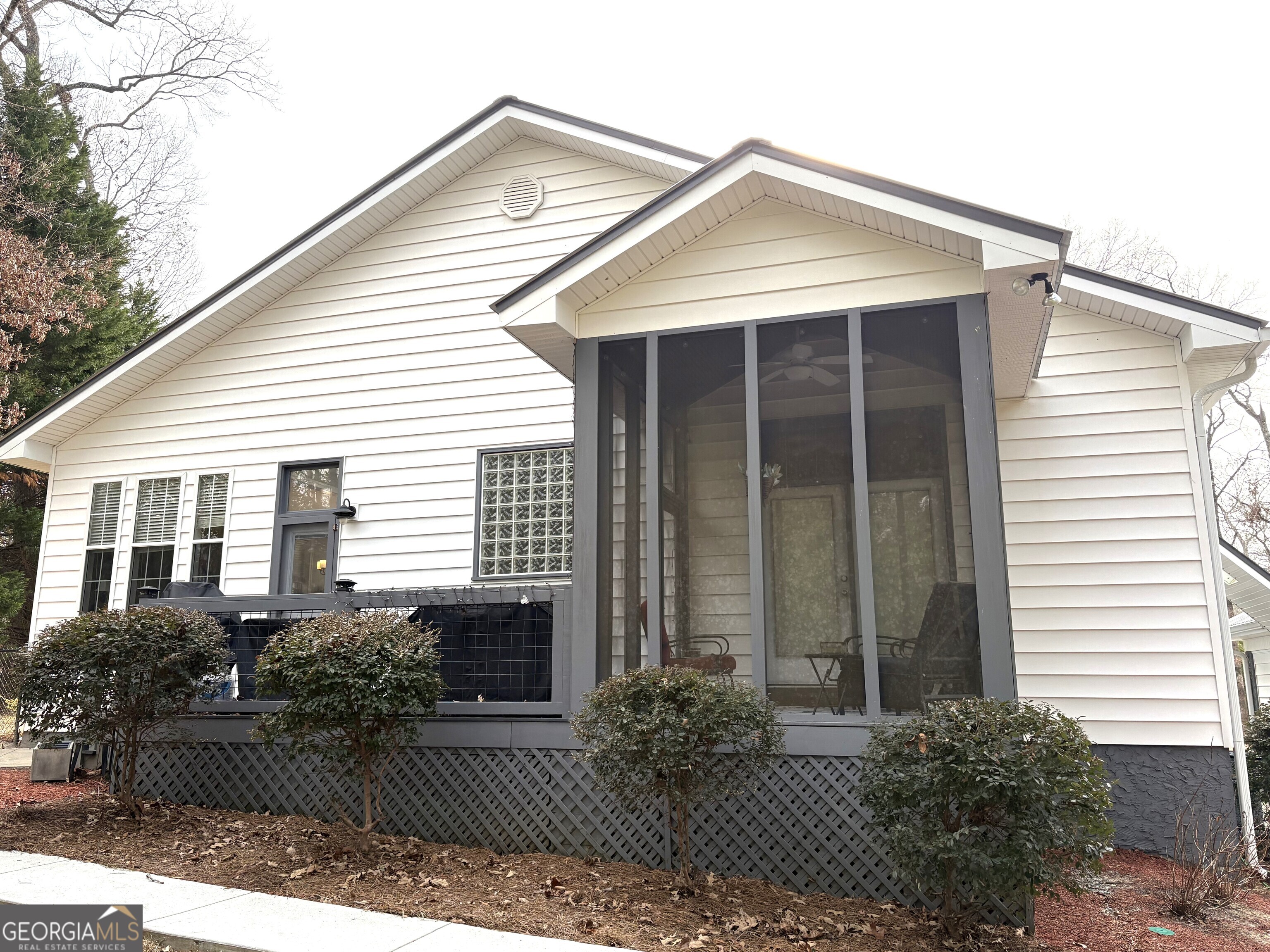 303 Winchester Court Dublin, GA 31021 - Photo 33 of 40 a front view of a house with garden