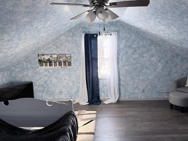 a view of livingroom with furniture and ceiling fan