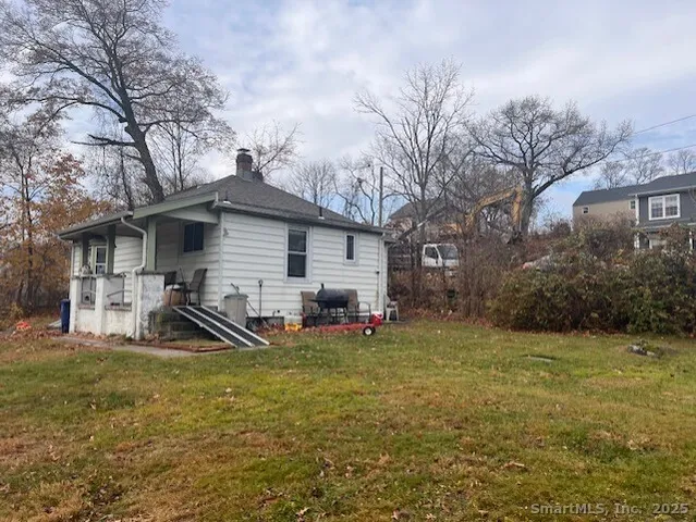 a view of a house with backyard