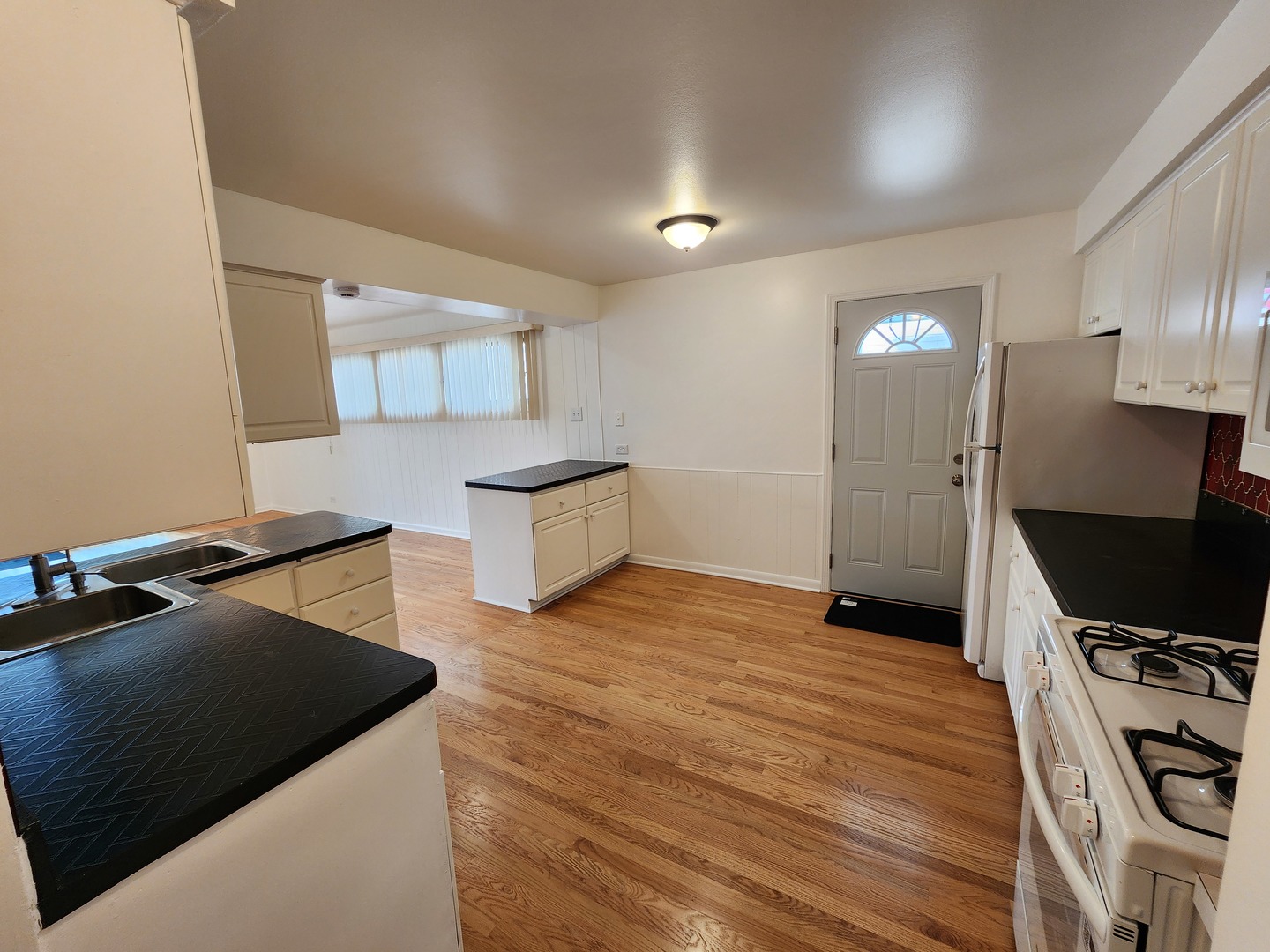 8916 Gross Point Road Skokie, IL 60077 - Photo 12 of 37 Gallery Image 12