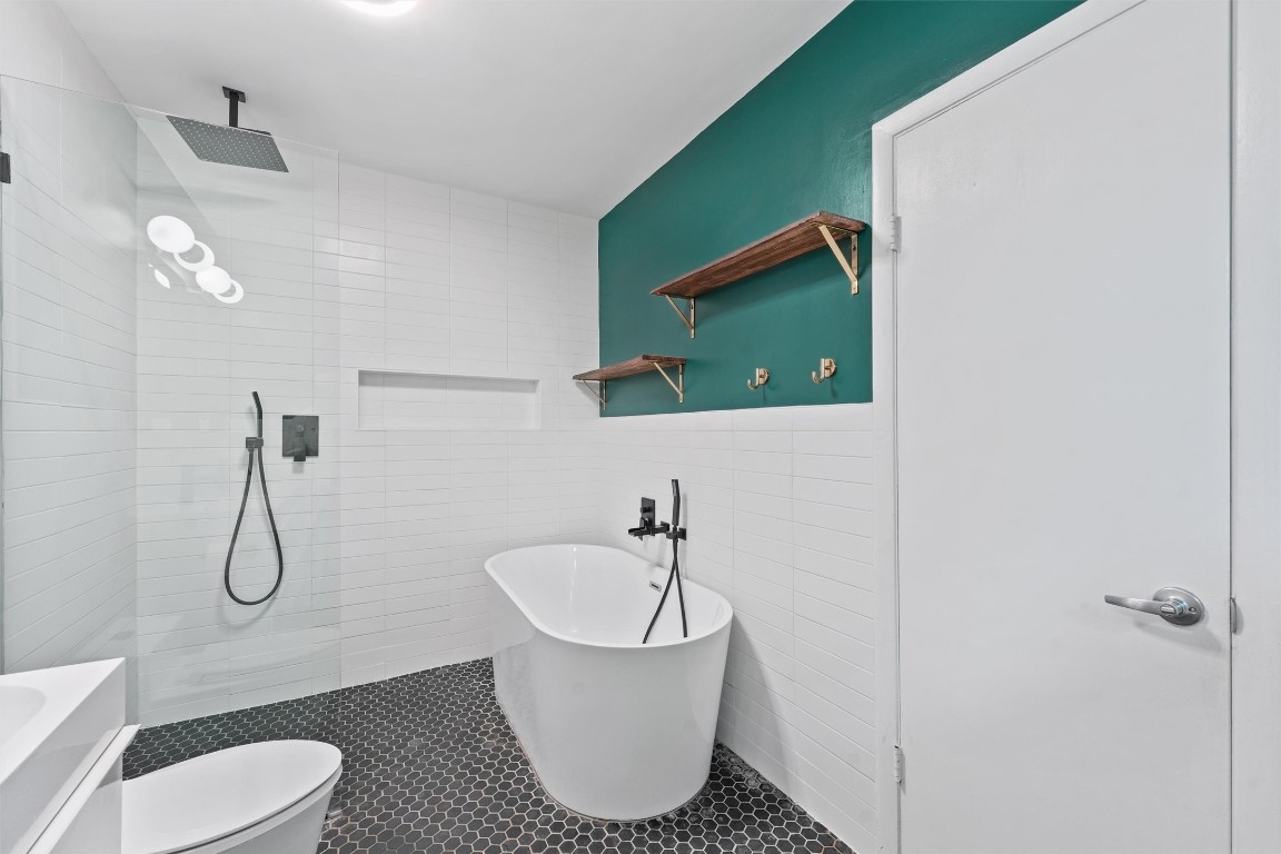2321 Commonwealth Street Houston, TX 77006 - Photo 11 of 16 Rain shower and a soaking tub!