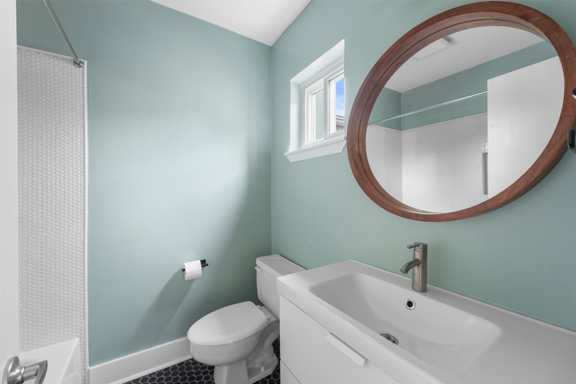 2321 Commonwealth Street Houston, TX 77006 - Photo 13 of 16 Secondary bathroom with modern finishes and standing shower with tub.