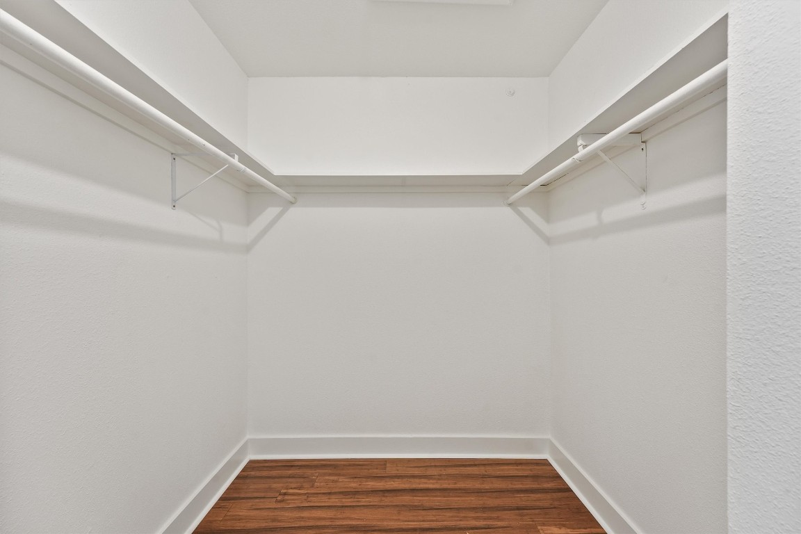2321 Commonwealth Street Houston, TX 77006 - Photo 14 of 16 Large walk in closets!