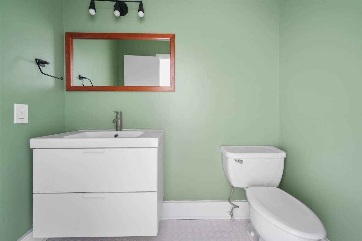 2321 Commonwealth Street Houston, TX 77006 - Photo 15 of 16 Half bath located downstairs for guests.