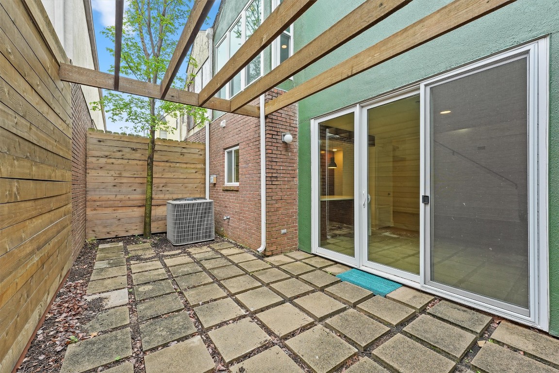 2321 Commonwealth Street Houston, TX 77006 - Photo 4 of 16 Rare low-maintenance backyard for such a prime location!