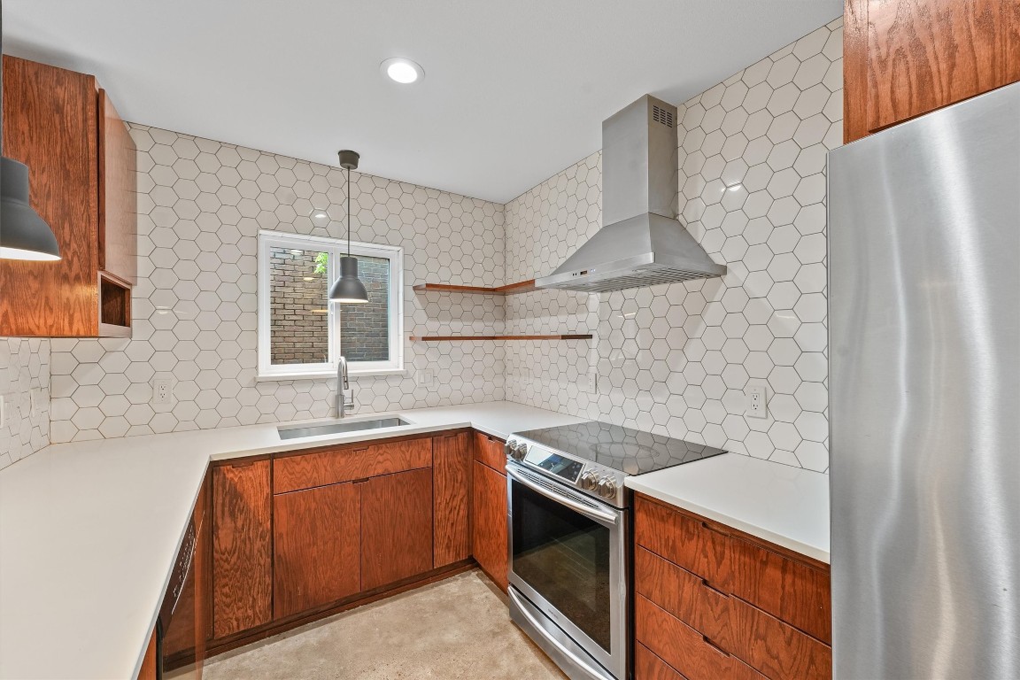 2321 Commonwealth Street Houston, TX 77006 - Photo 6 of 16 Quartz countertops, soft close cabinets, and sleek white backsplash compliment the design of the home.