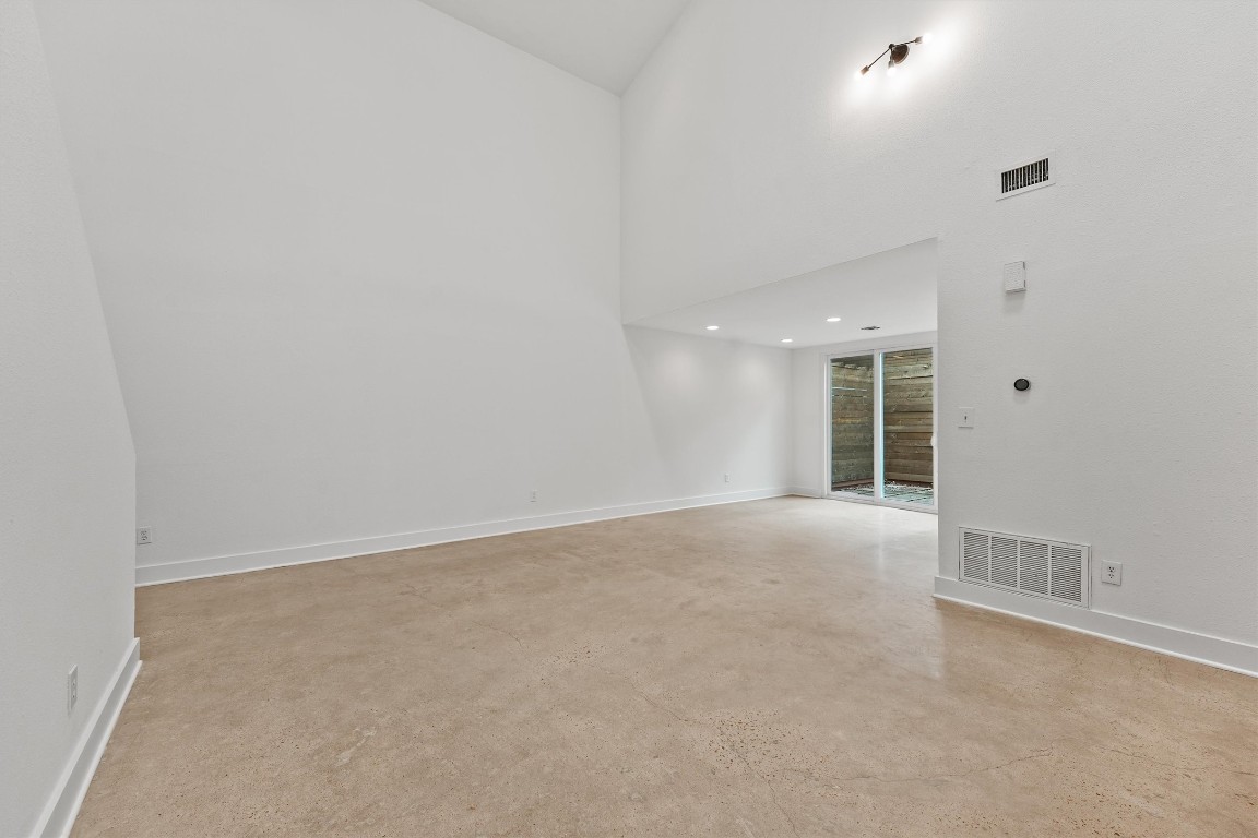 2321 Commonwealth Street Houston, TX 77006 - Photo 8 of 16 Possibilities are endless with this spacious living room.