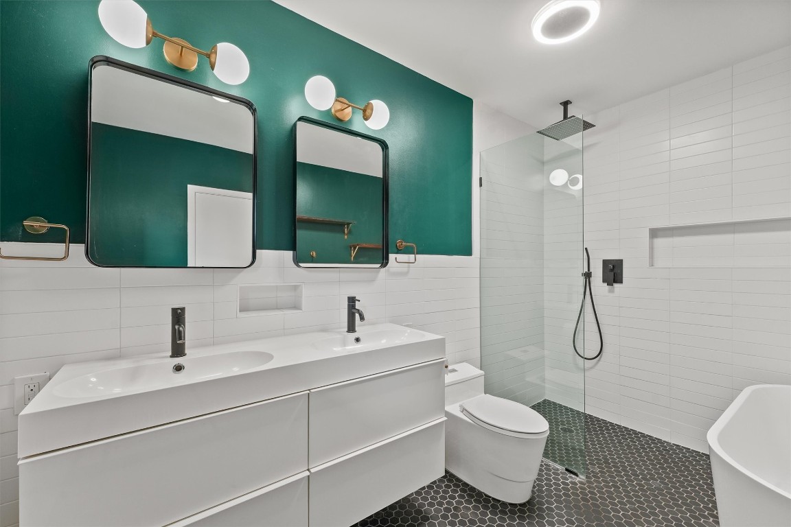 2321 Commonwealth Street Houston, TX 77006 - Photo 10 of 16 Bathroom has been tastefully renovated. Double sinks and mirrors, standing showers, and even a soaking tub!