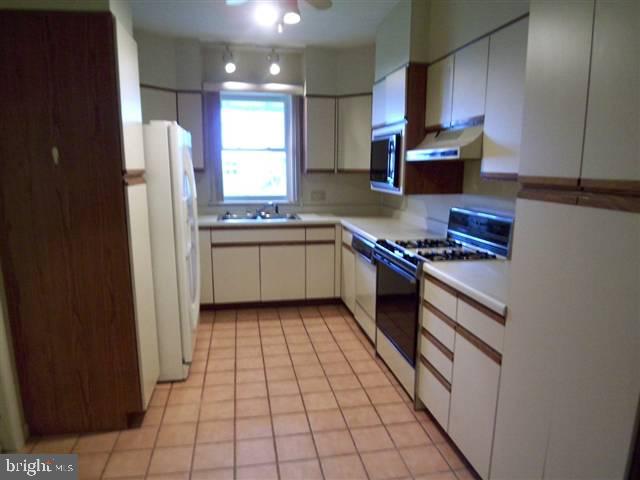 151 Lucknow Road Harrisburg, PA 17110 - Photo 3 of 12 Gallery Image 3
