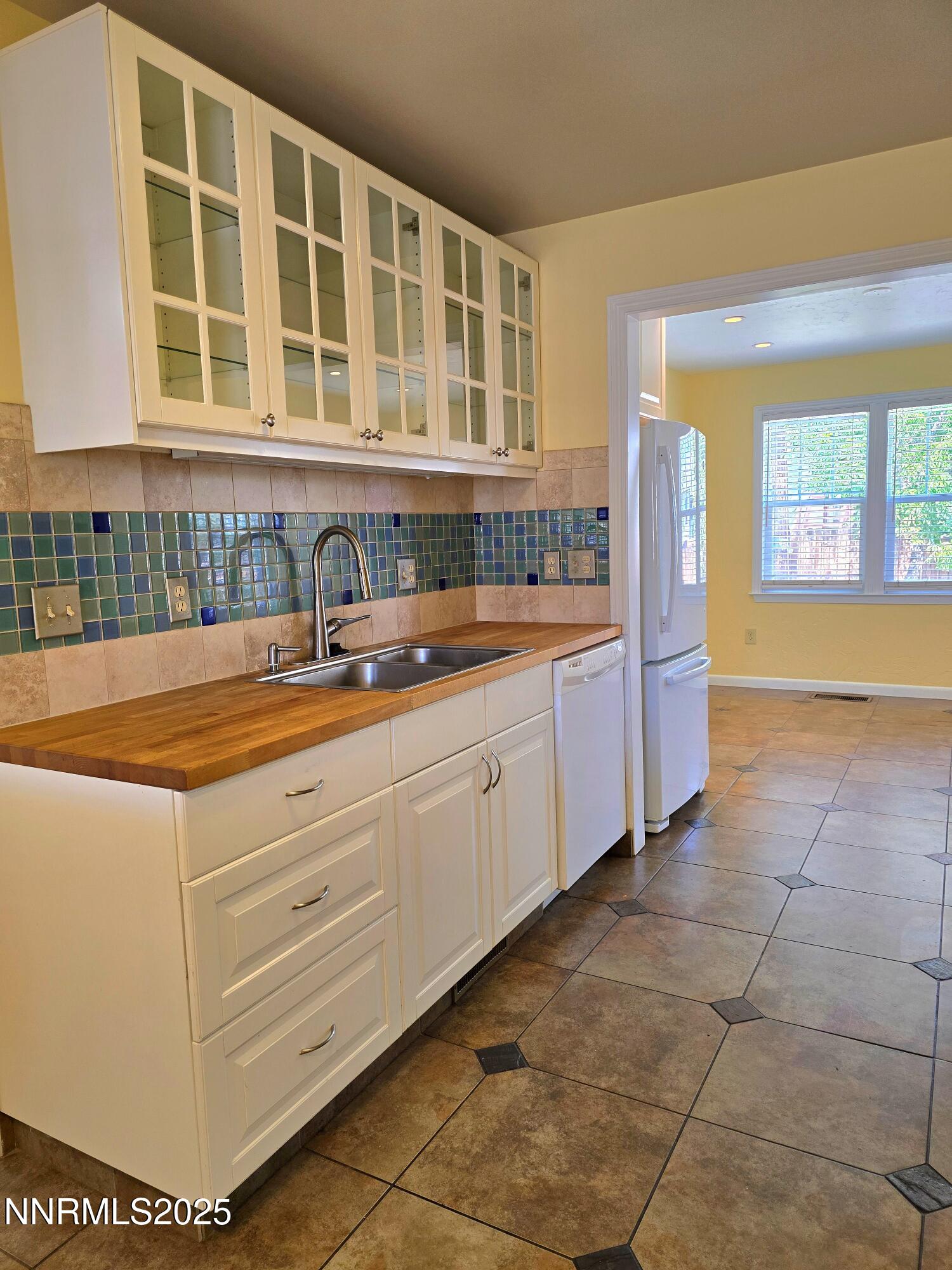 43 Ardmore Drive Reno, NV 89509 - Photo 6 of 28 a bathroom with a sink and a bathtub