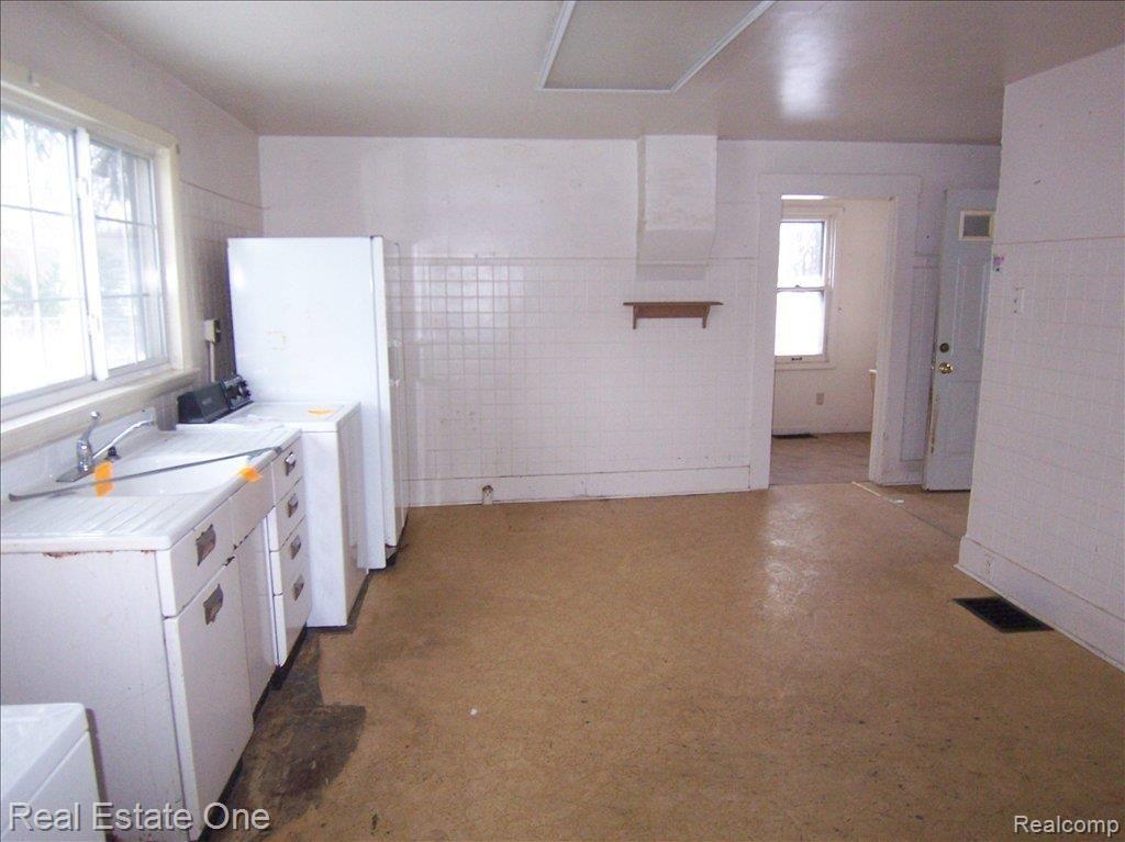 10443 Silver Lake Road Brighton, MI 48116 - Photo 6 of 12 Kitchen