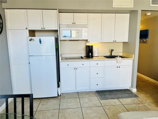 $2,500 | 2440 Kūhiō Avenue, Unit 810, Honolulu, HI 96815