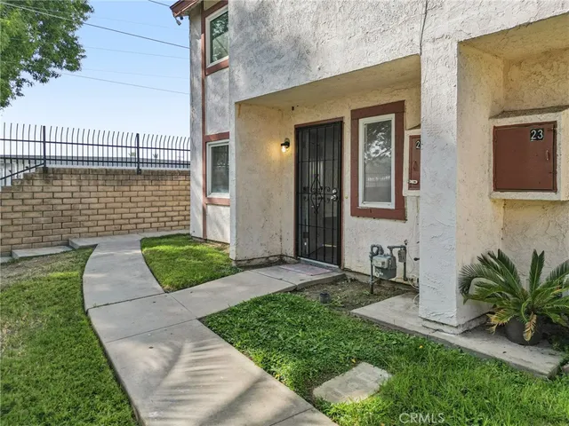 a view of back yard of the house