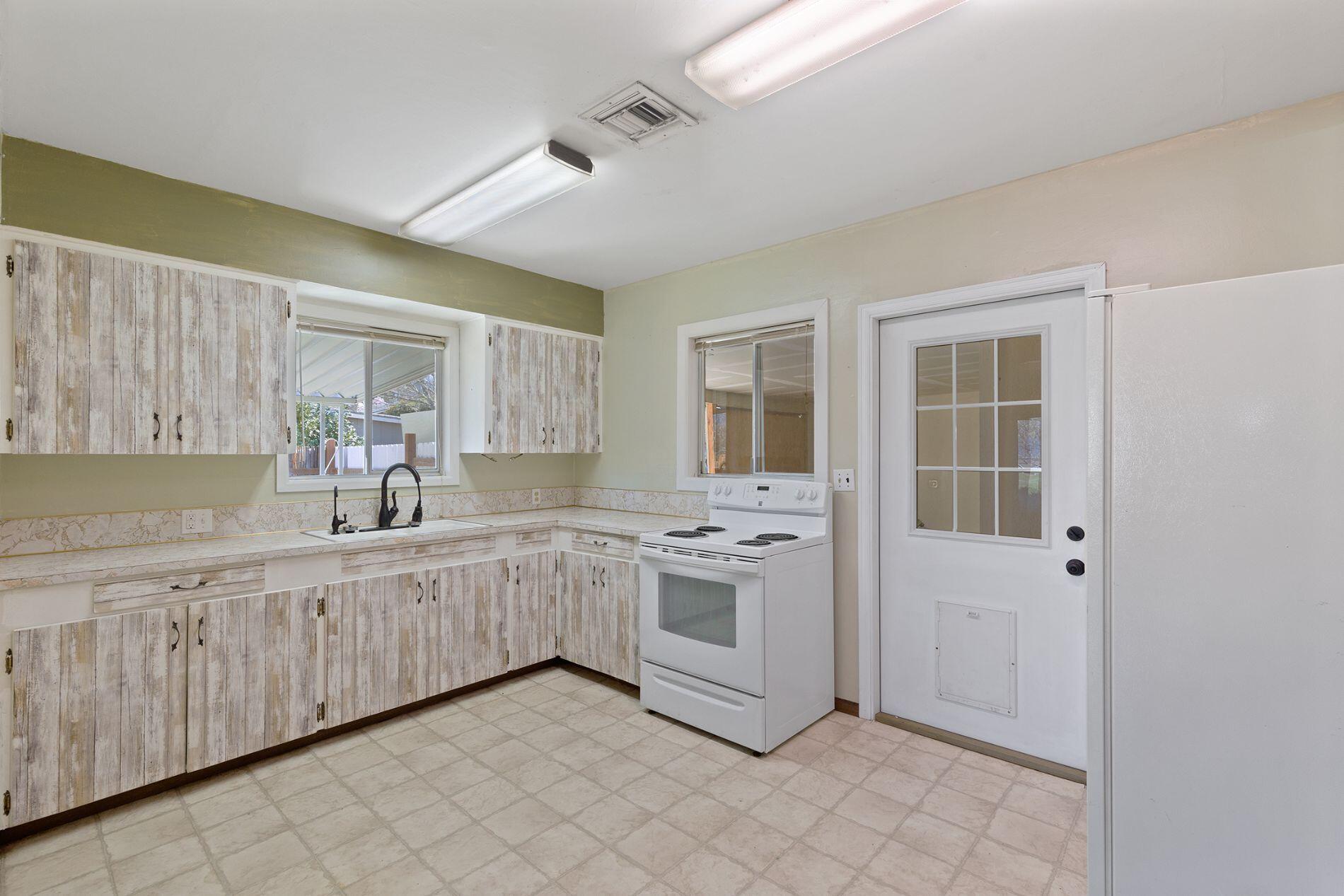 577 West Harbeck Road Grants Pass, OR 97527 - Photo 8 of 15 0R1A8264