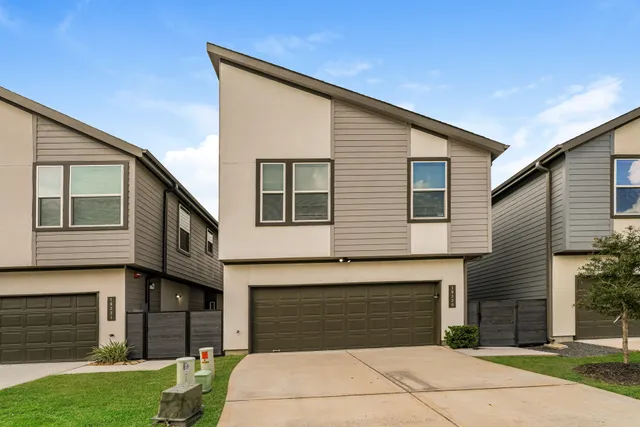 $1,880 | 18330 West Centro Circle, Conroe, TX 77385