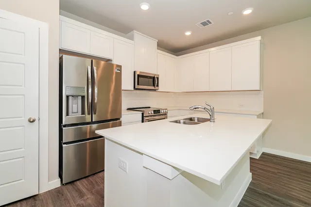 $1,880 | 18330 West Centro Circle, Conroe, TX 77385