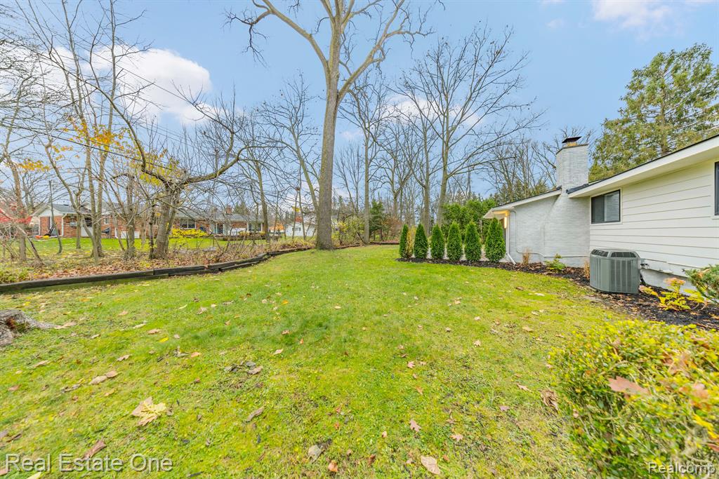 6959 North Springridge Road West Bloomfield, MI 48322 - Photo 12 of 48