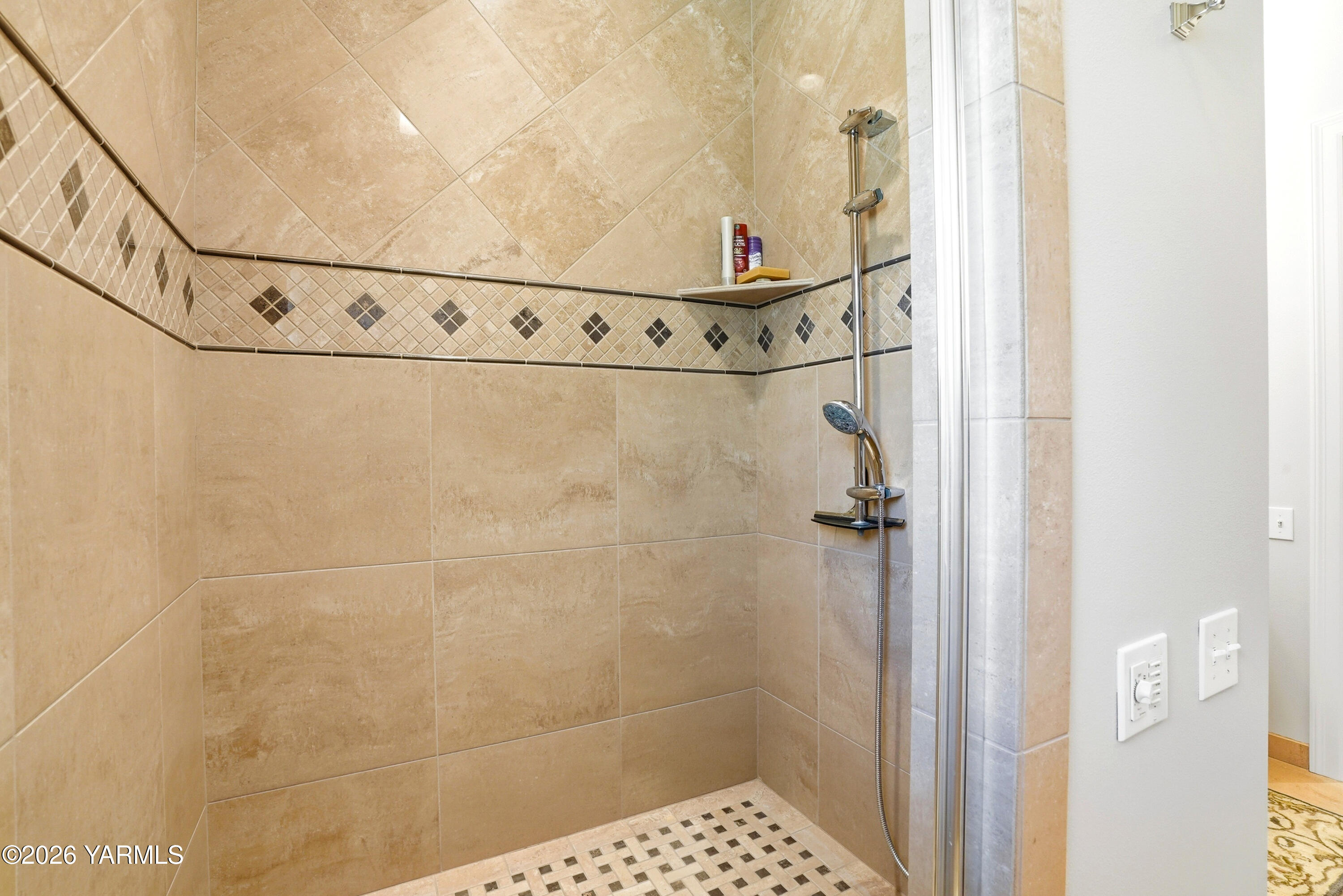 660 Noble Hill Road Yakima, WA 98908 - Photo 32 of 63 a bathroom with a shower