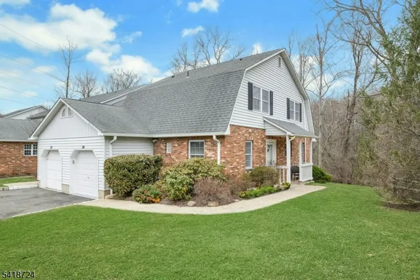 $840,000 | 30 Coachlight Drive, Chatham, NJ 07928