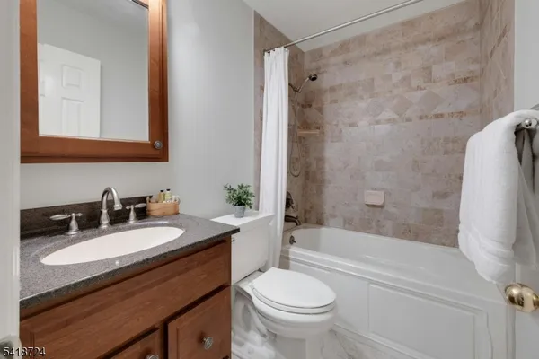 $840,000 | 30 Coachlight Drive, Chatham, NJ 07928